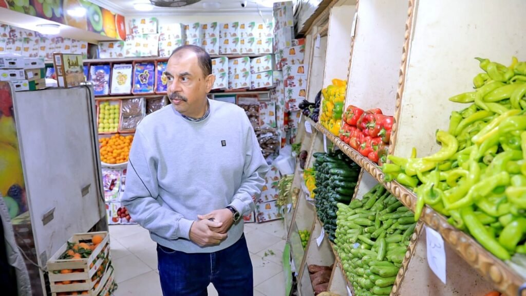 محافظ سوهاج بداخل معرض أهلا رمضان
