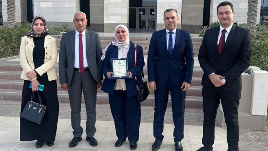 وزير الصحة يكرم مديرة وحدة أبيس 4 بكفر الدوار